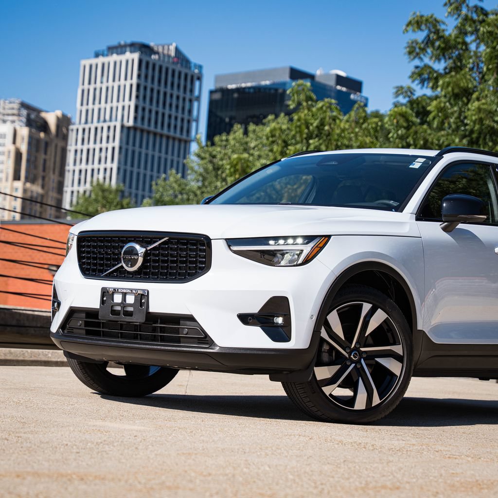 Certified 2024 Volvo XC40 B5 Plus w/ Protection Package Premier AWD/4WD image 2