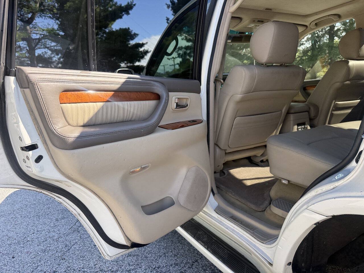 Used 2005 Lexus LX 470 4WD w/ Preferred Accessory Pkg image 19