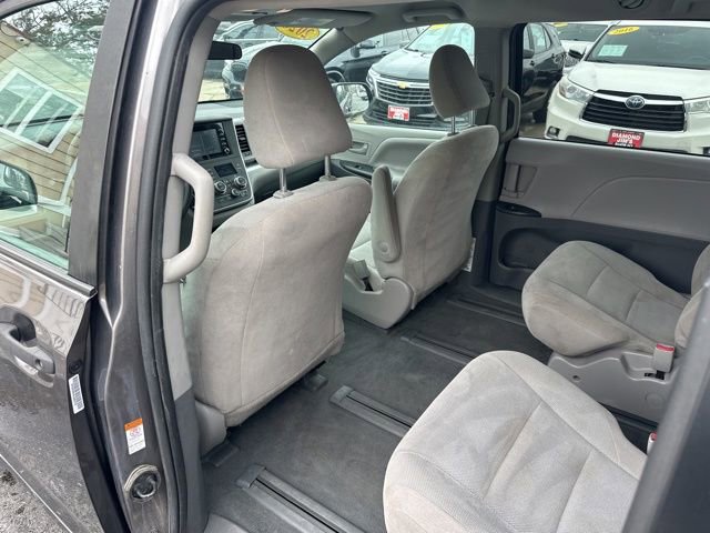 Used 2020 Toyota Sienna L image 11