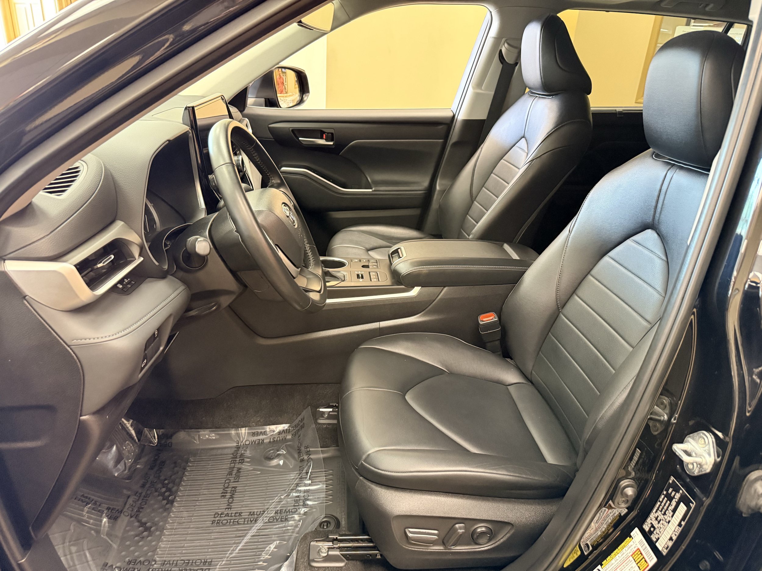 Used 2023 Toyota Highlander XLE AWD/4WD image 5