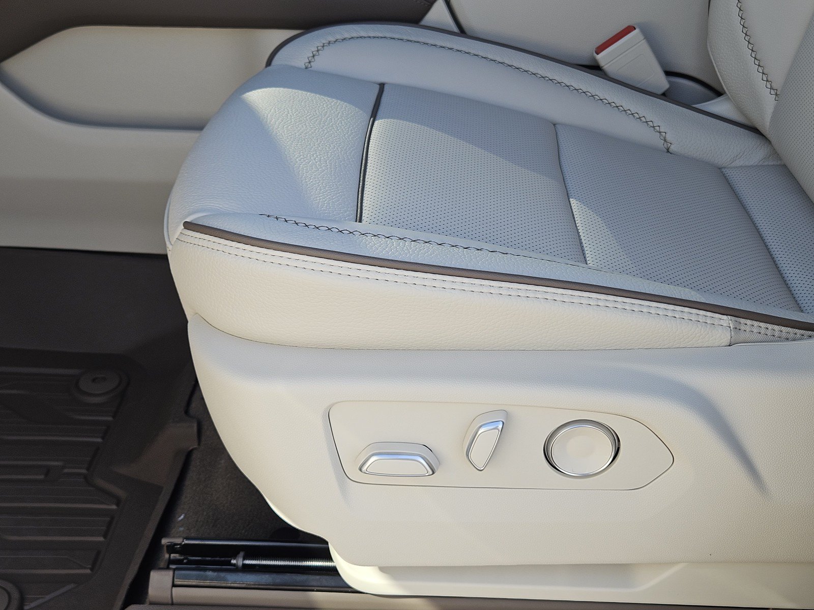 New 2026 GMC Yukon XL Denali AWD/4WD image 17