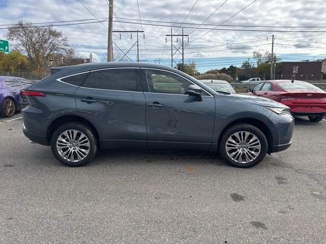 Used 2022 Toyota Venza image 2