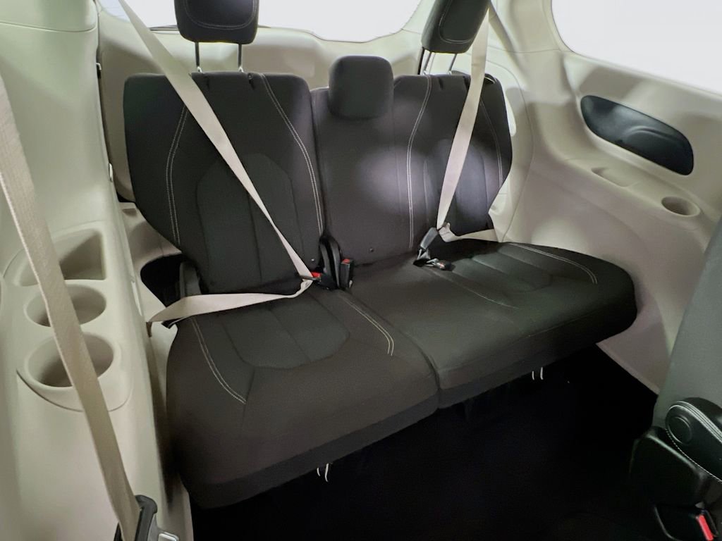 Used 2020 Chrysler Voyager LX image 25