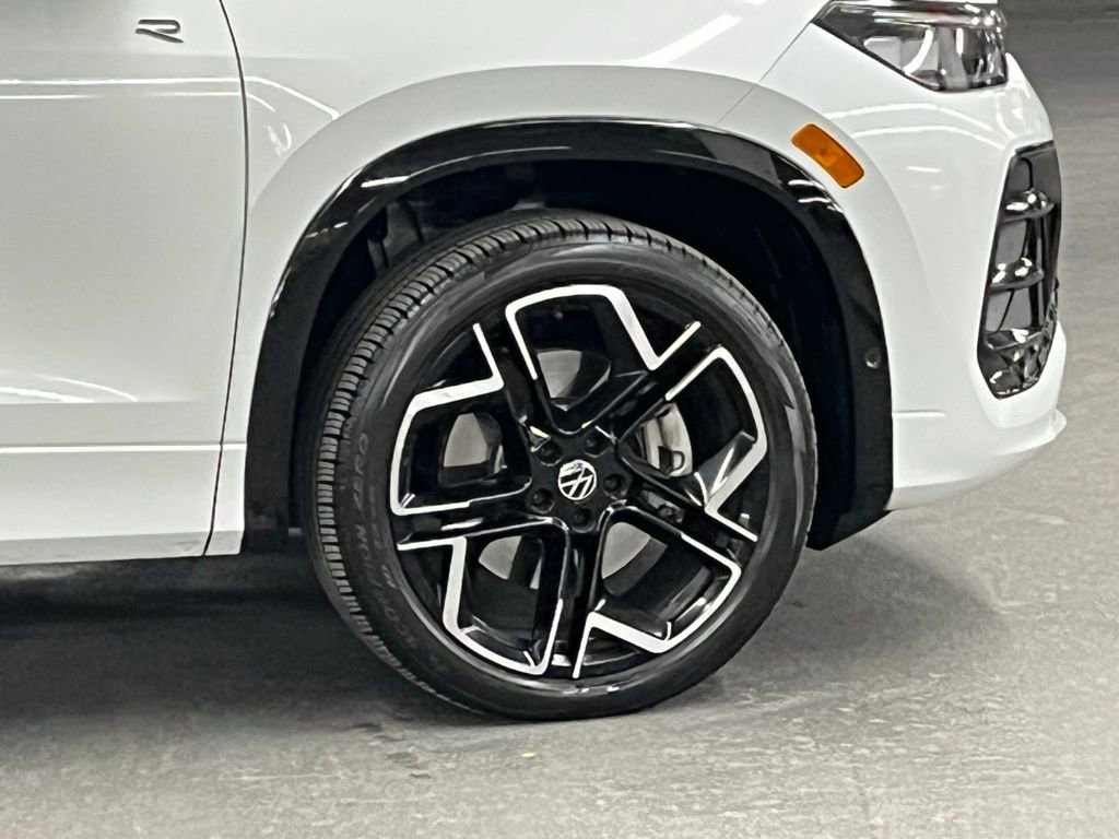 Certified 2025 Volkswagen Tiguan SEL R-Line image 41