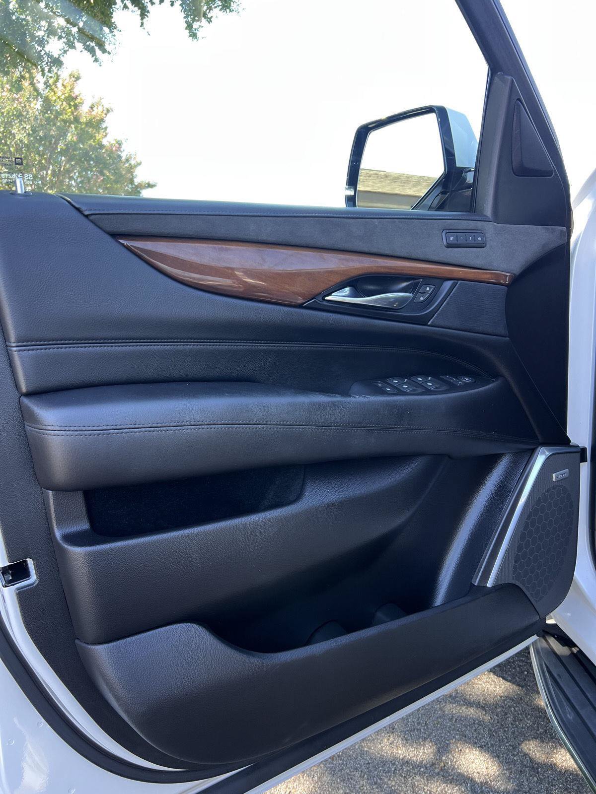 Used 2020 Cadillac Escalade 2WD image 16