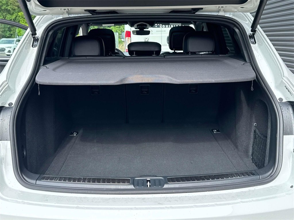 New 2025 Porsche Macan Turbo image 27