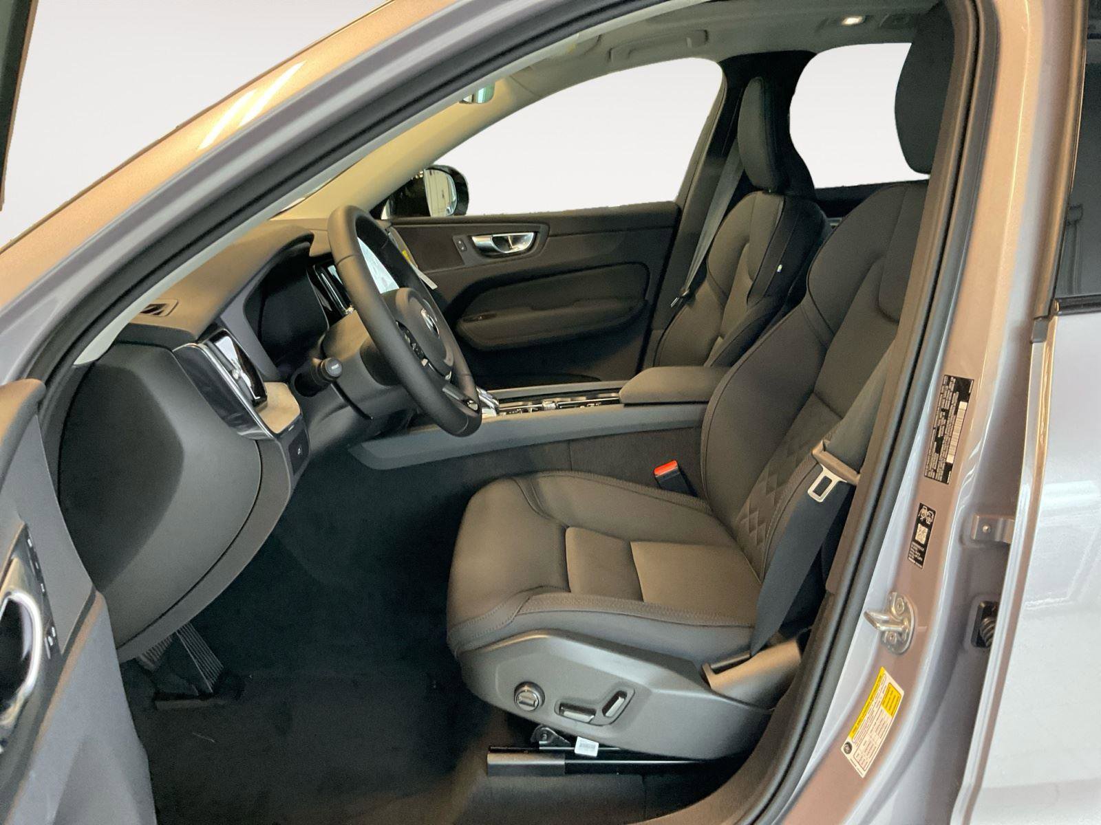 New 2026 Volvo XC60 B5 Plus w/ Protection Package Premier AWD/4WD image 9