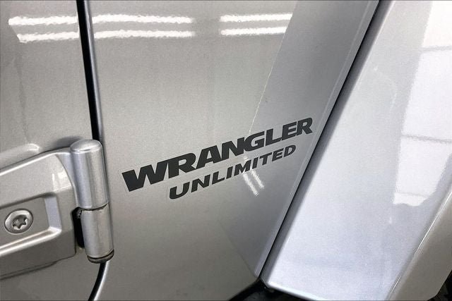 Used 2017 Jeep Wrangler Unlimited Sahara AWD/4WD image 9