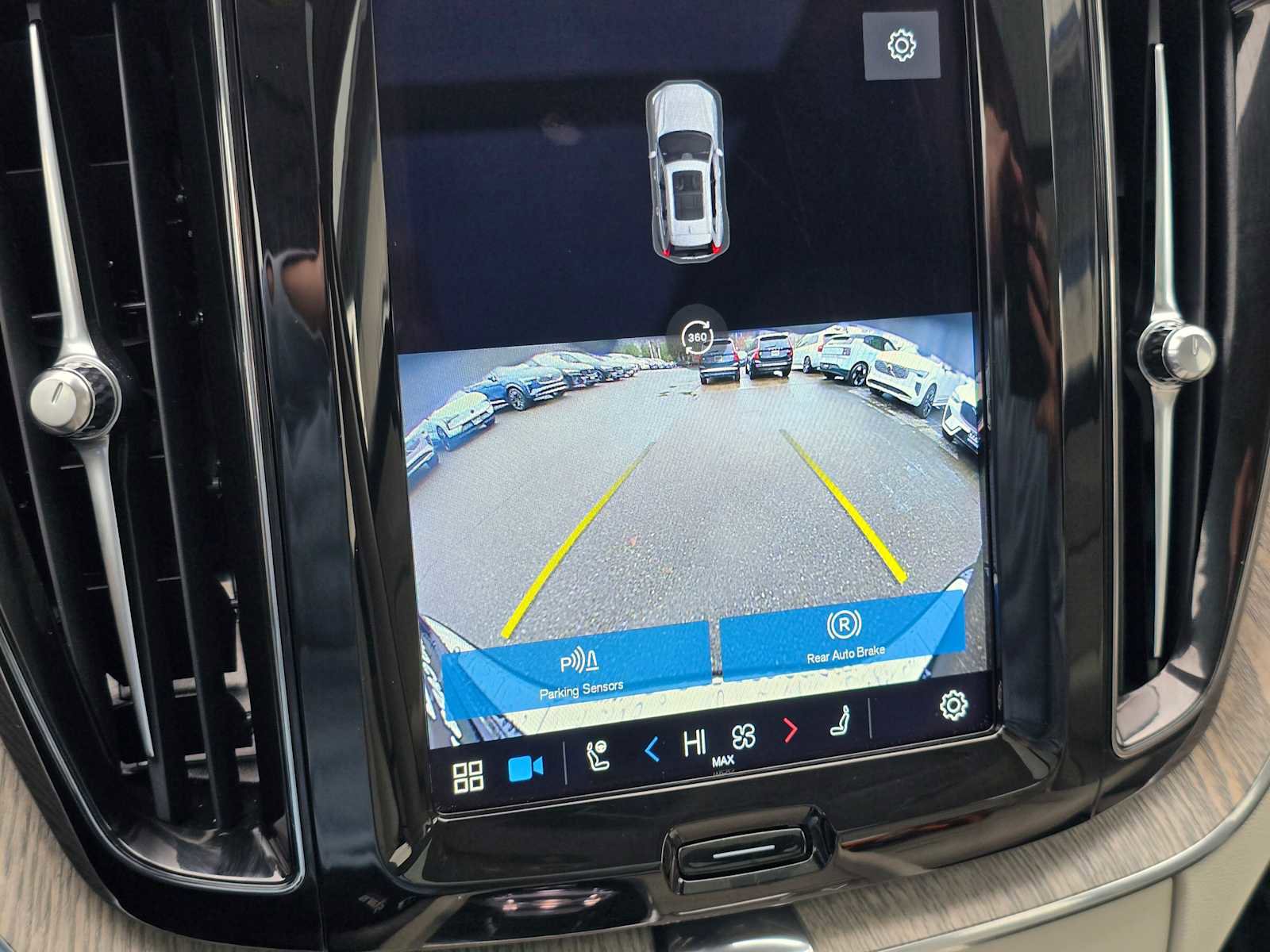 Certified 2023 Volvo XC60 B5 Ultimate w/ Climate Package image 30