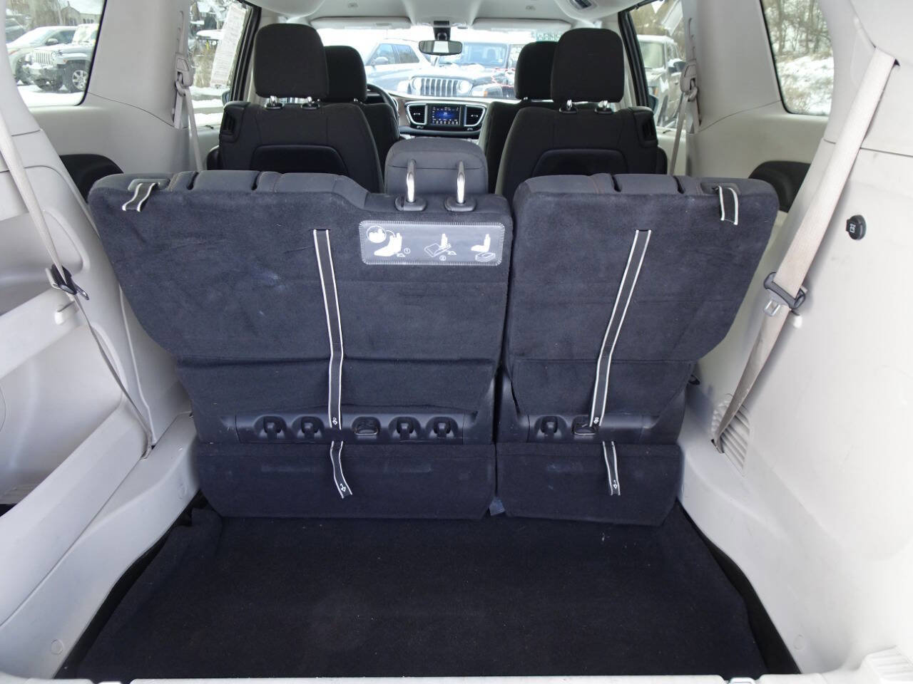 Used 2019 Chrysler Pacifica Touring Plus w/ Tire & Wheel Group image 9