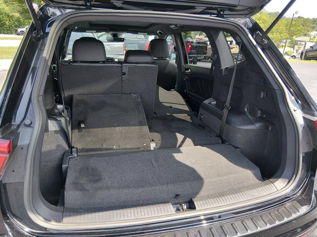 Used 2023 Volkswagen Tiguan SE R-Line FWD image 16