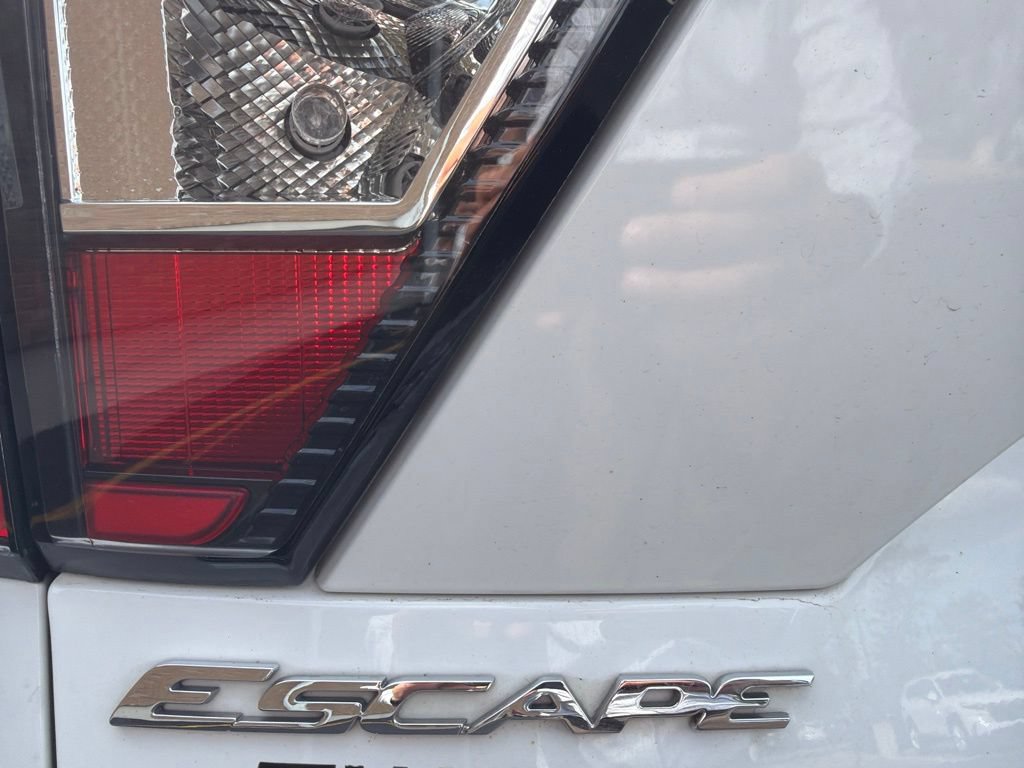 Used 2018 Ford Escape SEL FWD image 9