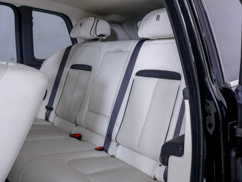 Used 2023 Rolls-Royce Cullinan w/ Technology Package AWD/4WD image 17