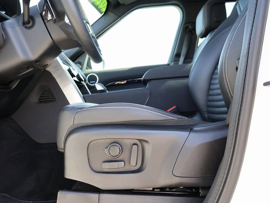 Used 2025 Land Rover Discovery S image 38