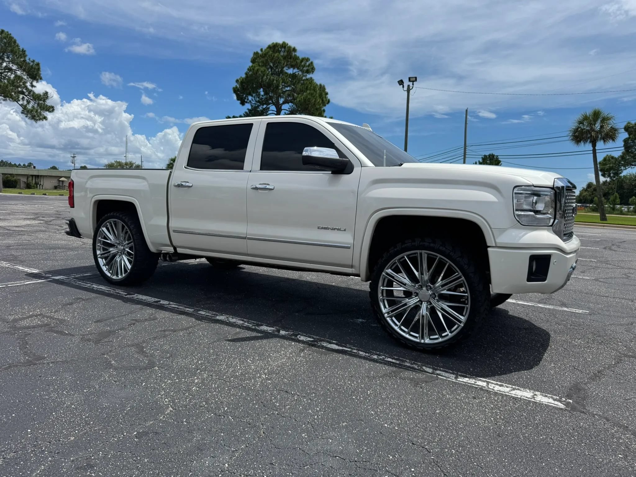 Used 2015 GMC Sierra 1500 Denali w/ Driver Alert Package AWD/4WD image 4
