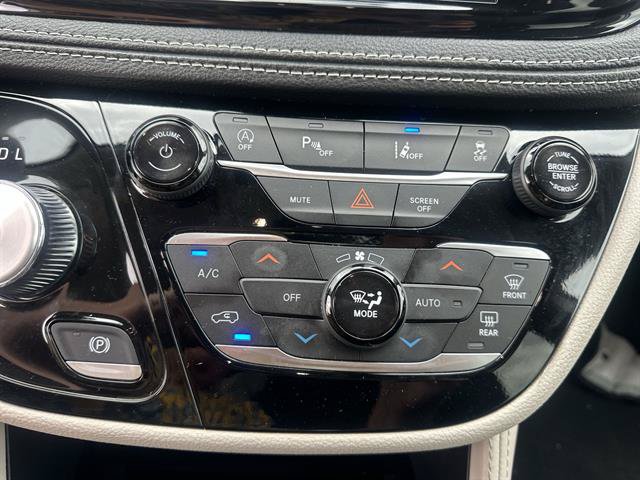 Used 2024 Chrysler Pacifica Limited FWD image 17