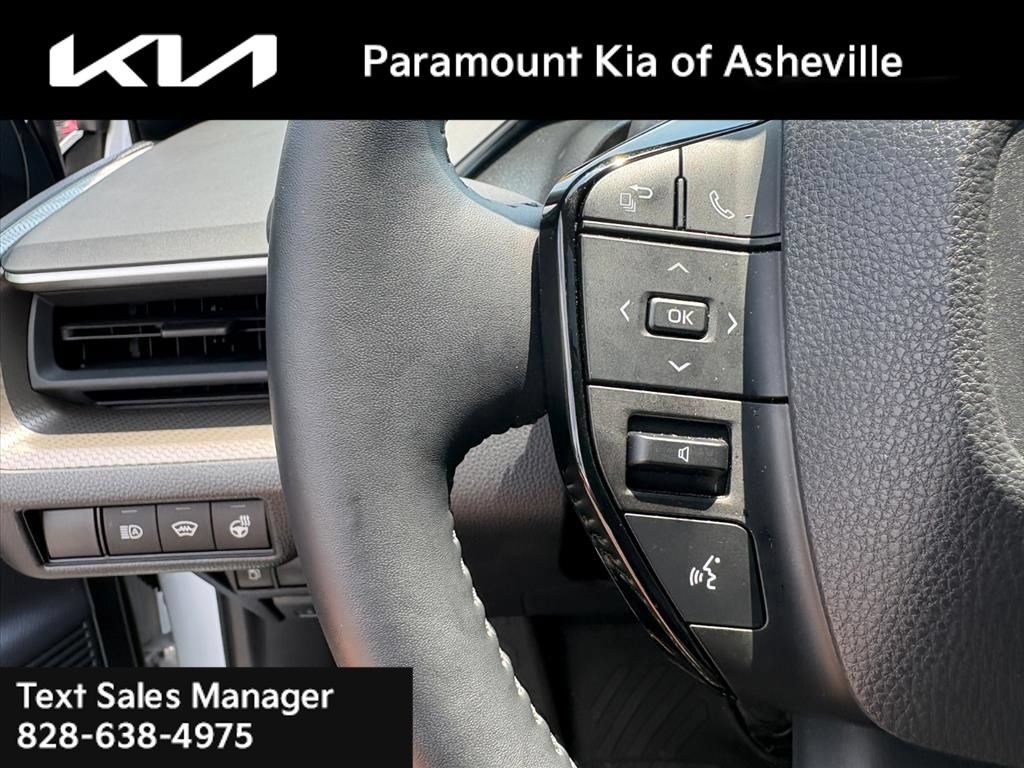 Used 2024 Toyota Prius XLE FWD image 12