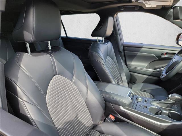 Used 2021 Toyota Highlander XSE AWD/4WD image 16