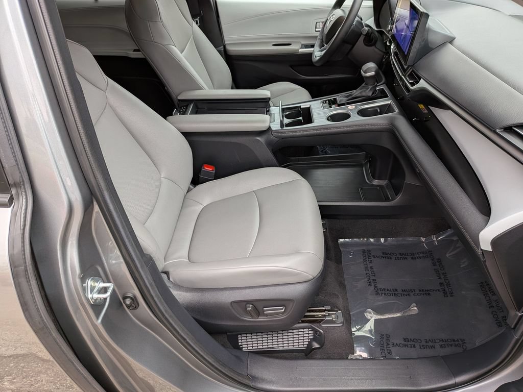Used 2026 Toyota Sienna XLE FWD image 35