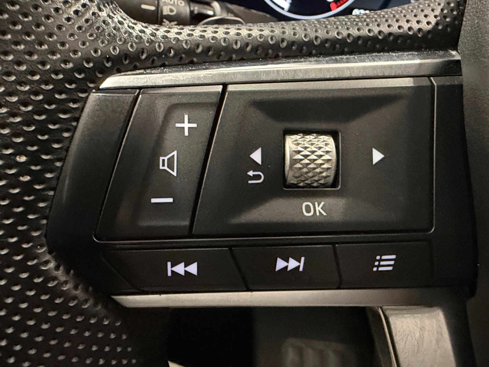 Used 2023 Mitsubishi Outlander SE Black Edition image 18