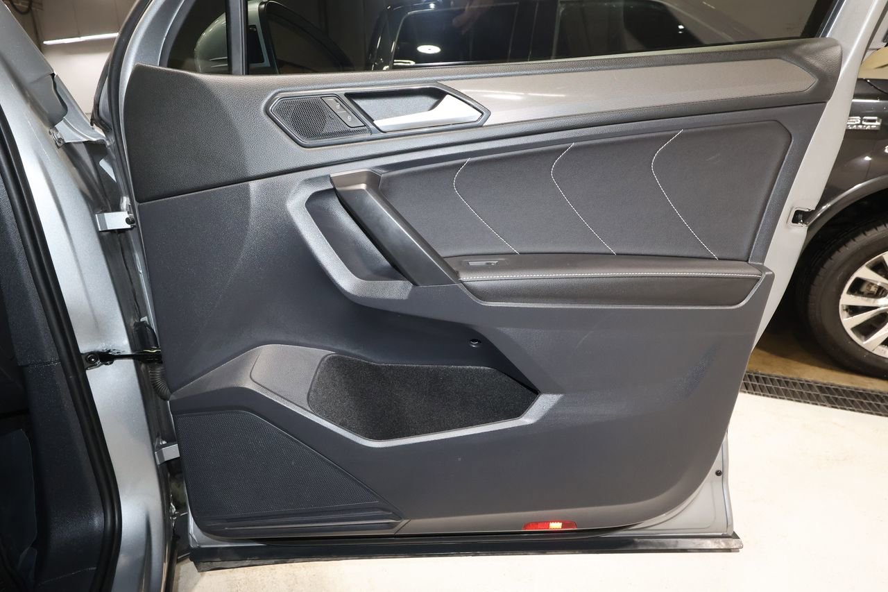Used 2023 Volkswagen Tiguan SE w/ Panoramic Sunroof Package image 17