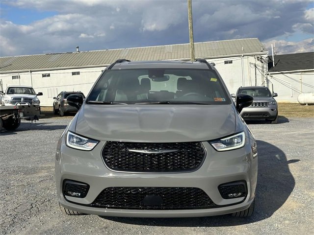 New 2025 Chrysler Pacifica Limited w/ Uconnect Theater Family Group image 26