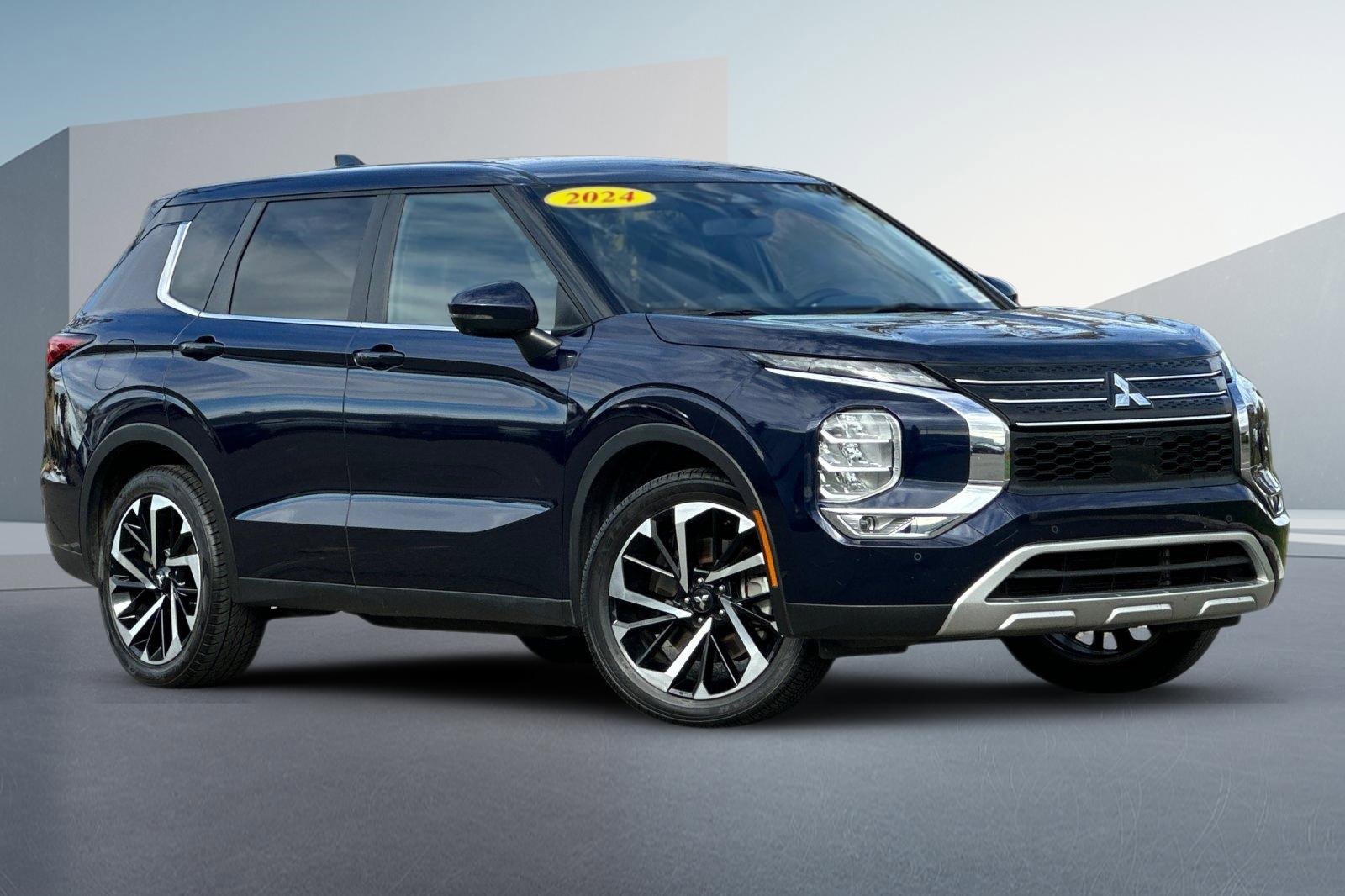 Used 2024 Mitsubishi Outlander SE image 2