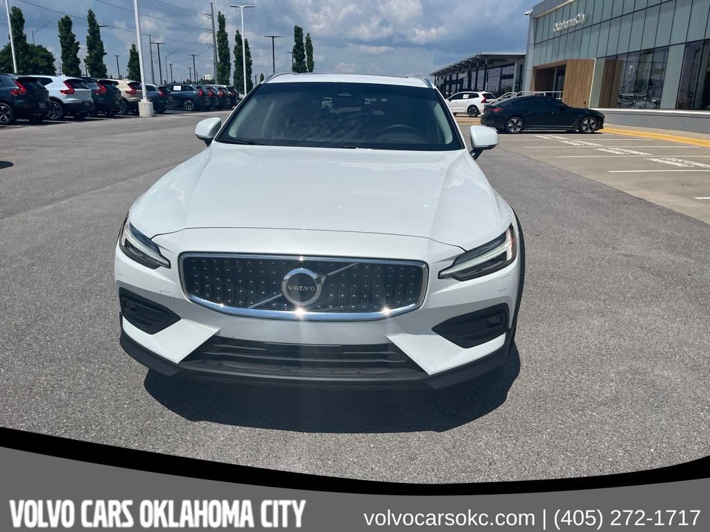 Certified 2026 Volvo V60 B5 Cross Country Plus w/ Climate Package AWD/4WD image 2