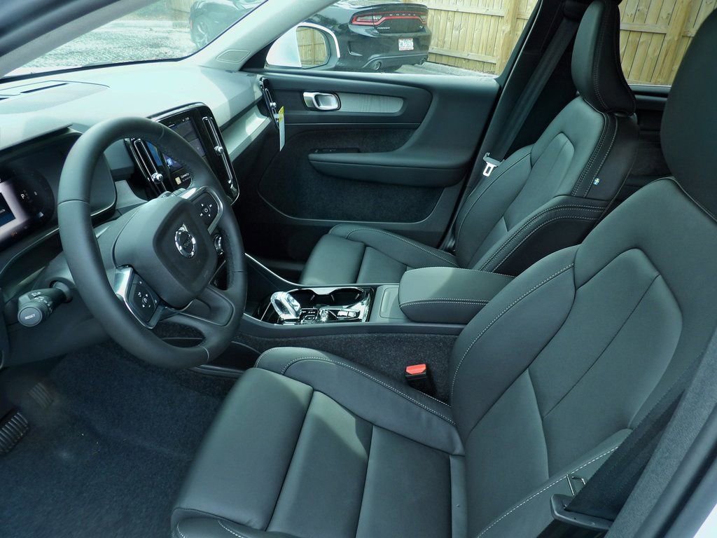 New 2025 Volvo XC40 B5 Plus w/ Climate Package image 8