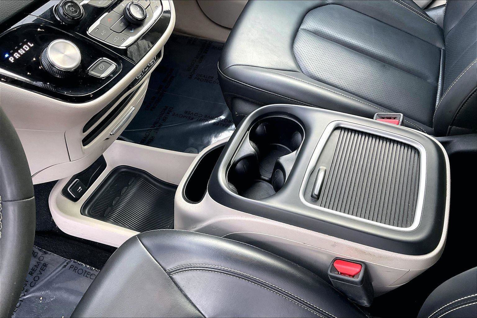 Used 2023 Chrysler Pacifica Touring-L image 15