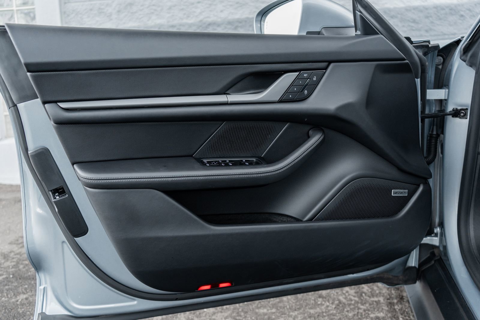 Used 2025 Porsche Taycan image 23