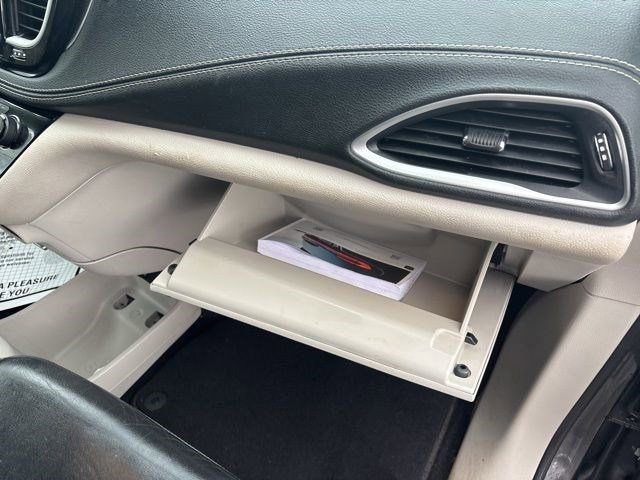 Used 2022 Chrysler Pacifica Touring-L w/ Uconnect Theater Family Group image 43