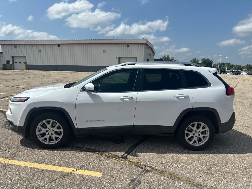 Used 2017 Jeep Cherokee Latitude w/ Comfort/Convenience Group FWD image 4