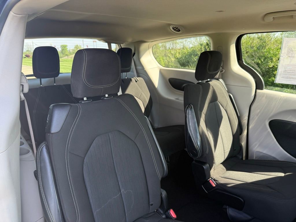 Used 2022 Chrysler Voyager LX FWD image 15