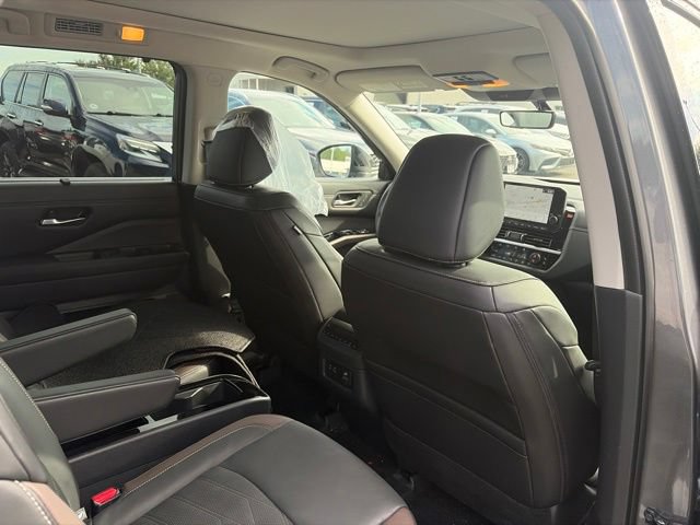 Used 2024 Nissan Pathfinder Platinum AWD/4WD image 15