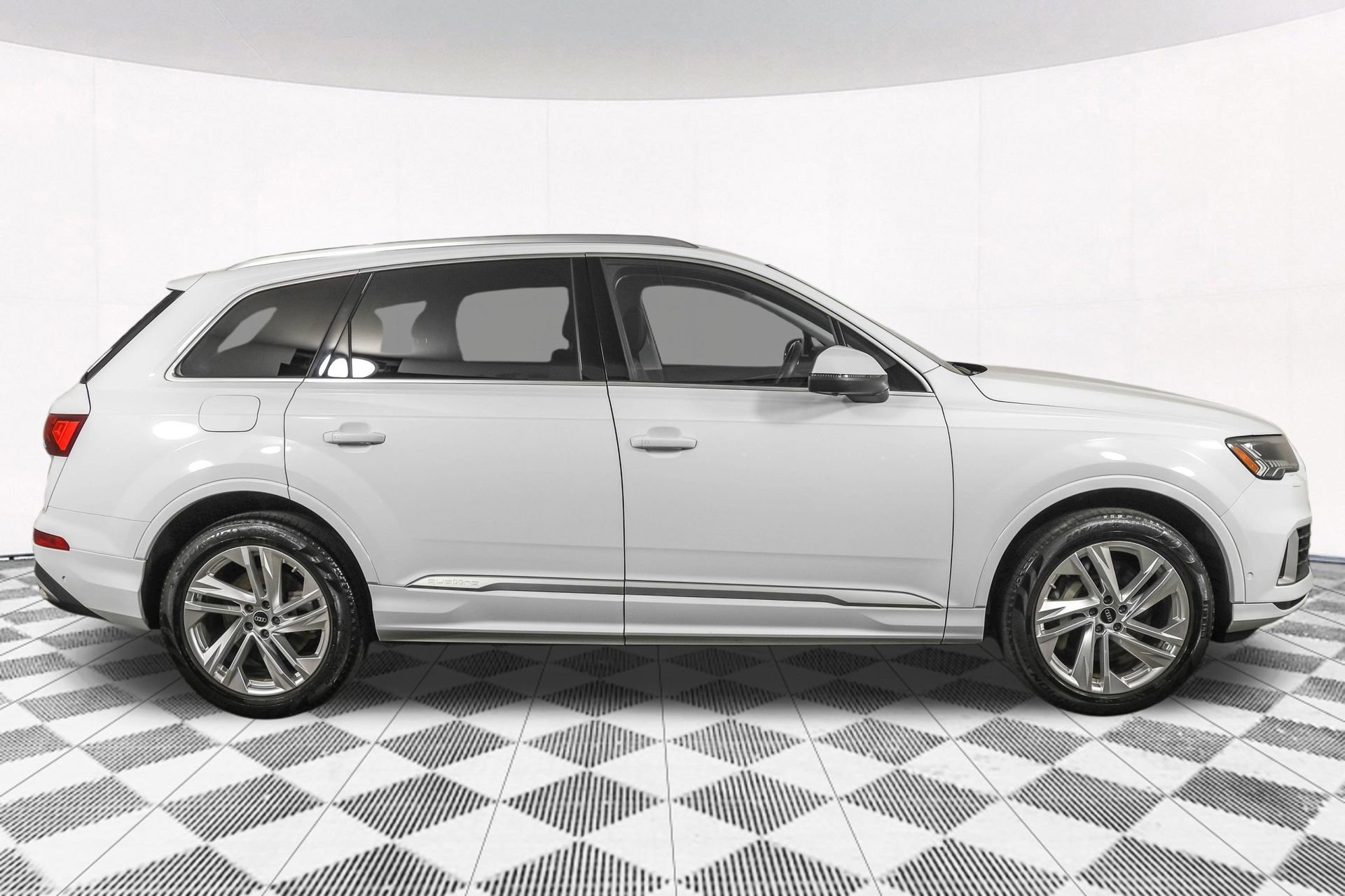Used 2023 Audi Q7 3.0T Premium w/ Convenience Package AWD/4WD image 17