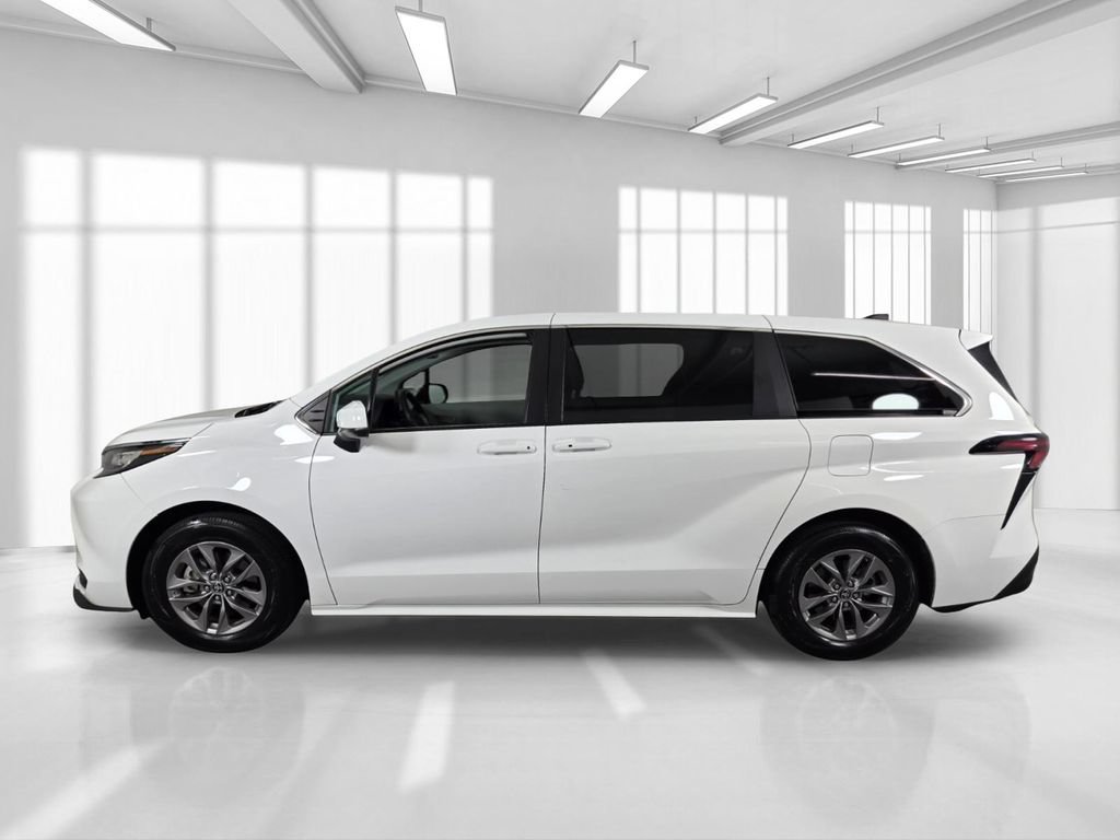 Used 2023 Toyota Sienna LE AWD/4WD image 4