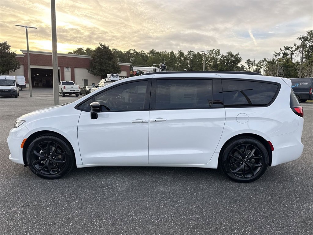 New 2026 Chrysler Pacifica Limited w/ S Appearance Package image 6