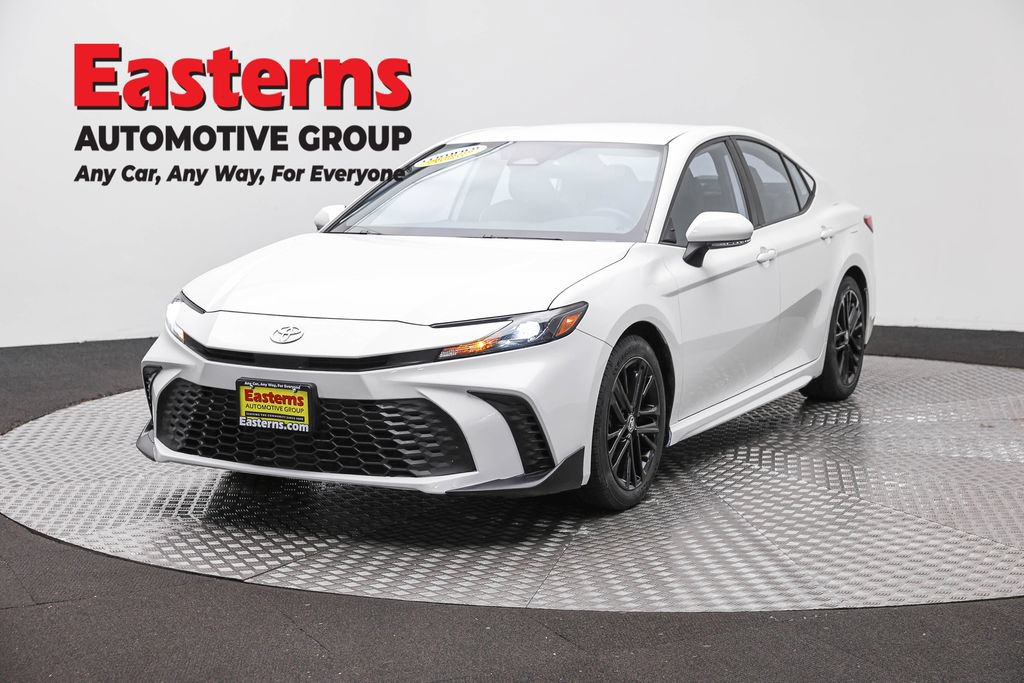 Used 2025 Toyota Camry SE FWD image 1