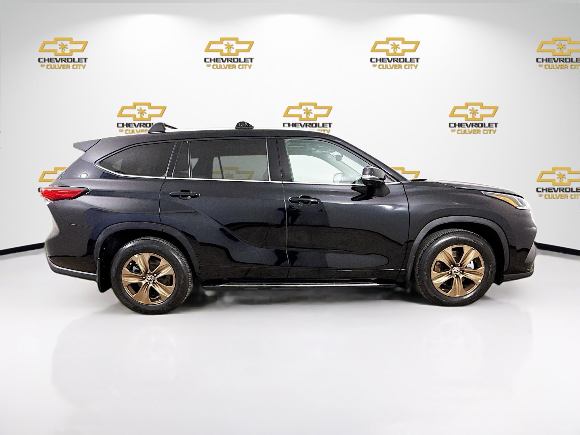 Used 2022 Toyota Highlander Bronze Edition FWD image 8