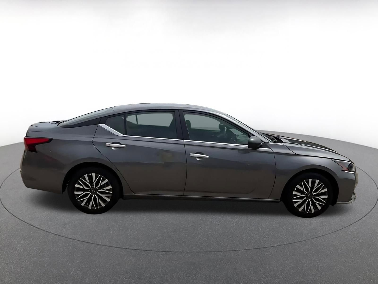 Used 2025 Nissan Altima 2.5 SV FWD image 16