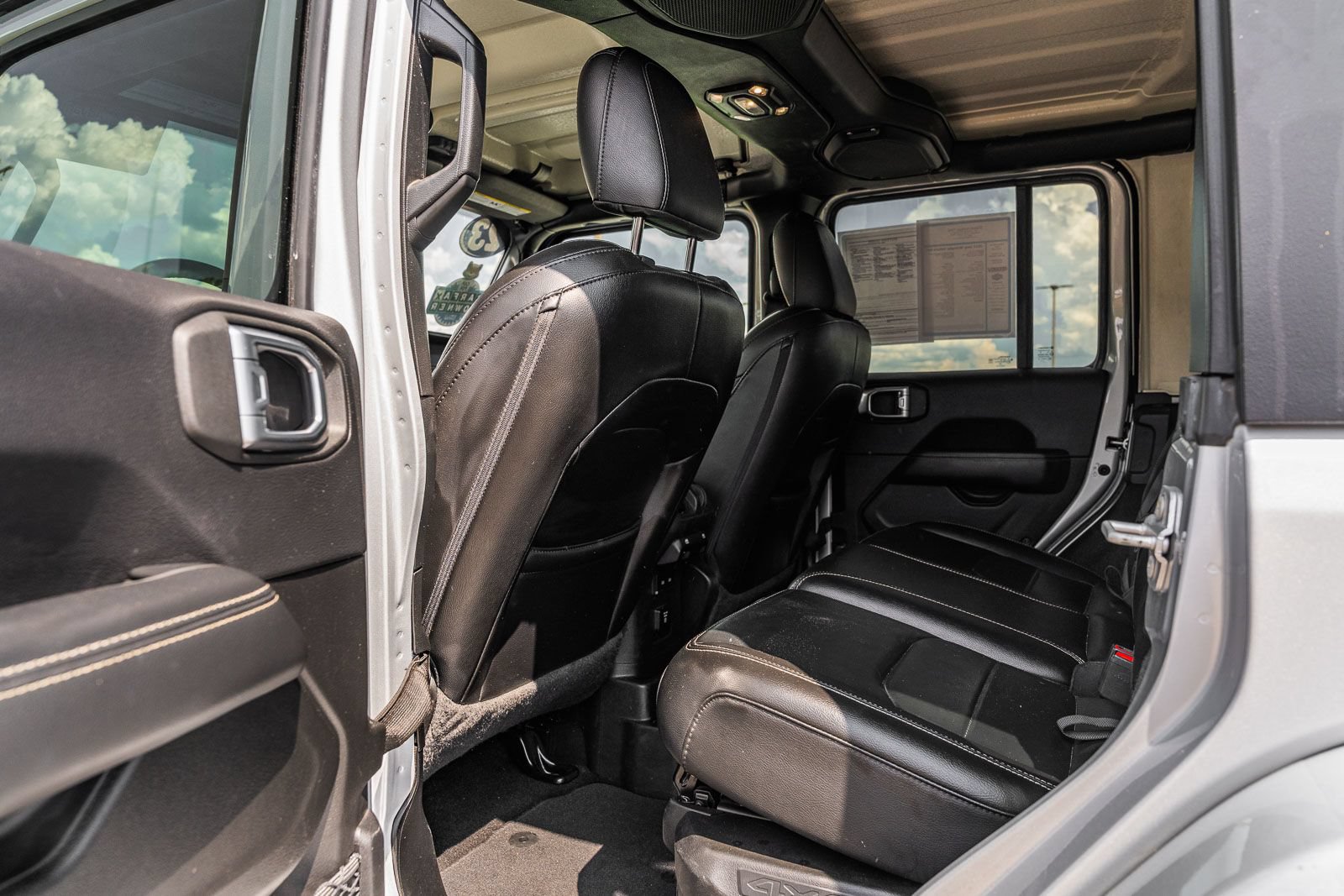 Used 2023 Jeep Wrangler Unlimited Sahara w/ Cold Weather Group AWD/4WD image 16