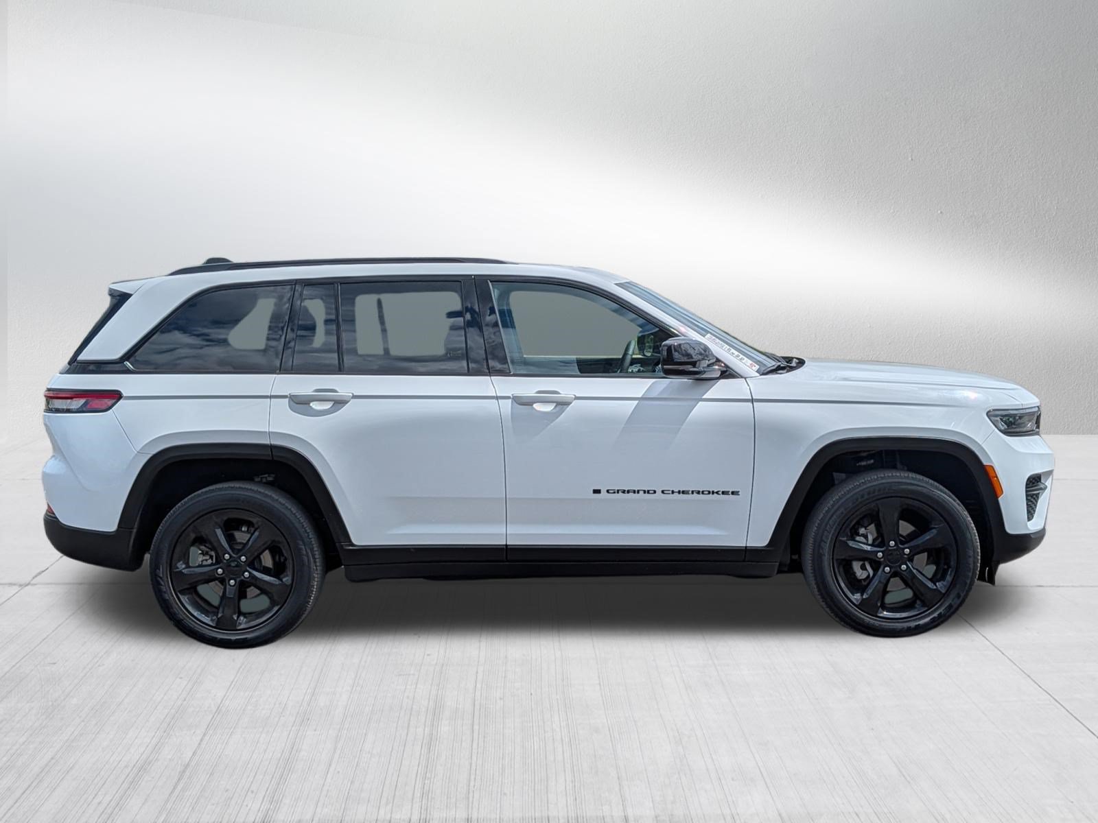Used 2023 Jeep Grand Cherokee Altitude AWD/4WD image 8