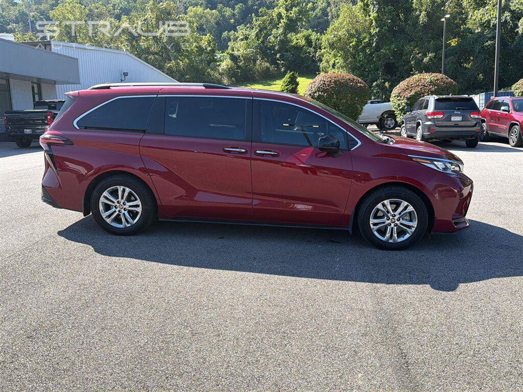 Used 2022 Toyota Sienna XSE w/ XSE Plus Package AWD/4WD image 4