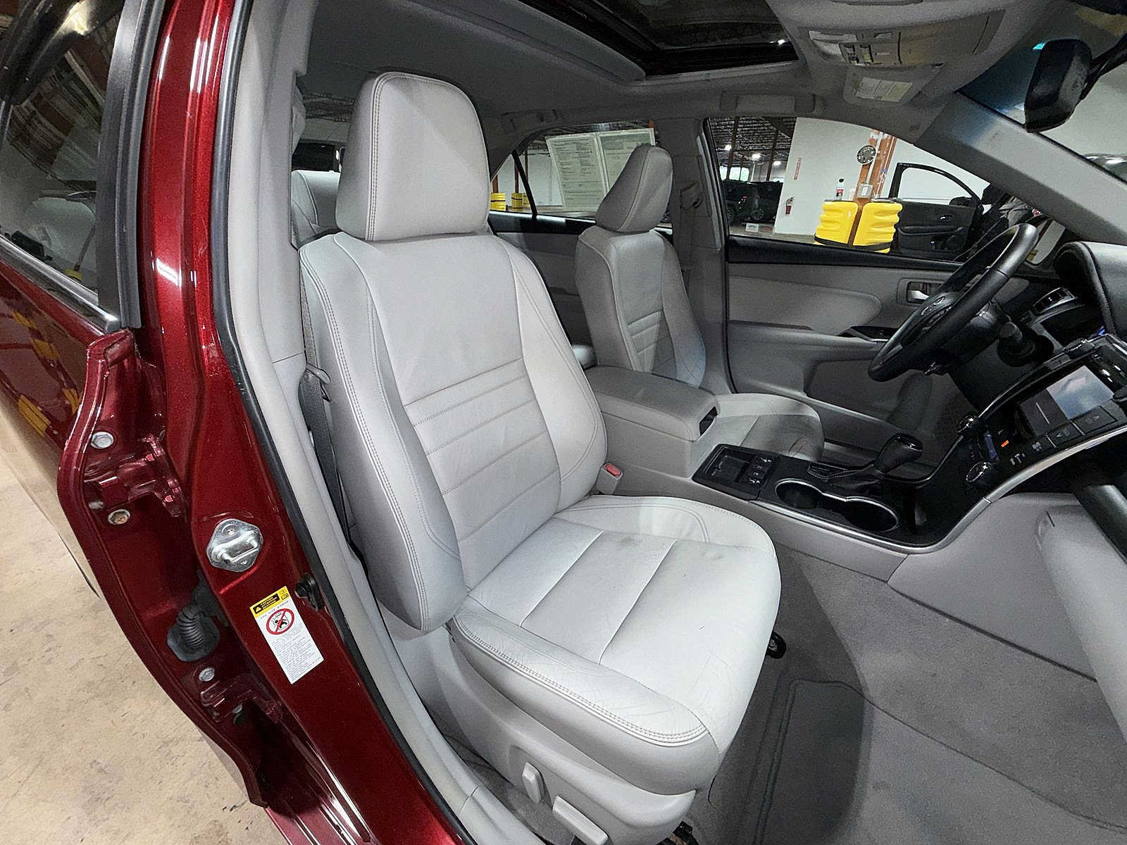 Used 2015 Toyota Camry XLE w/ Moonroof Package FWD image 16