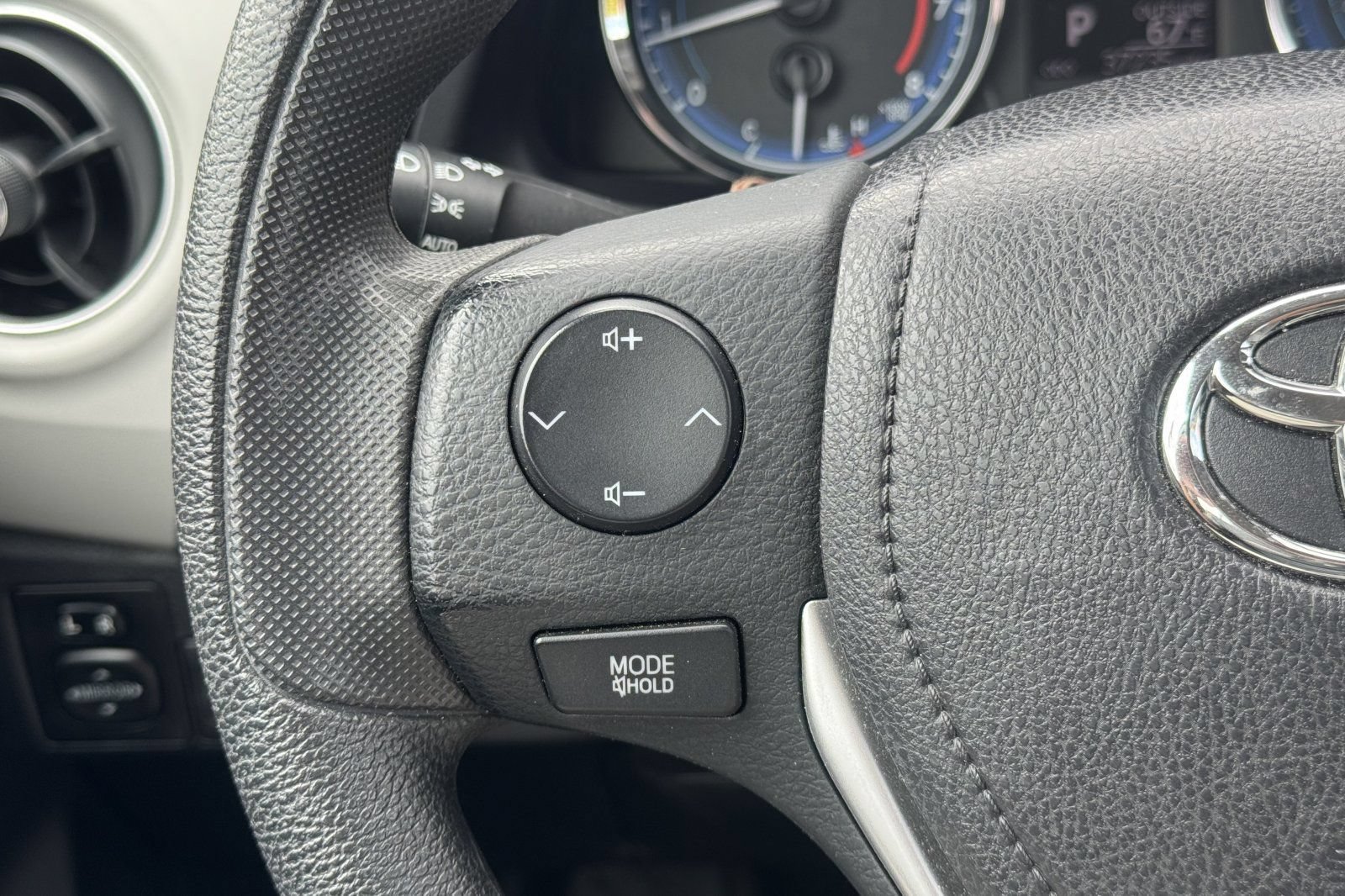 Used 2019 Toyota Corolla LE w/ Carpet Mat Package (TMS) FWD image 31