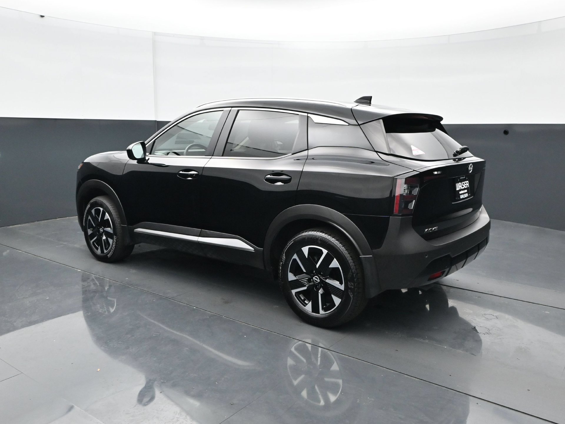 Used 2025 Nissan Kicks SV w/ SV Premium Package AWD/4WD image 4