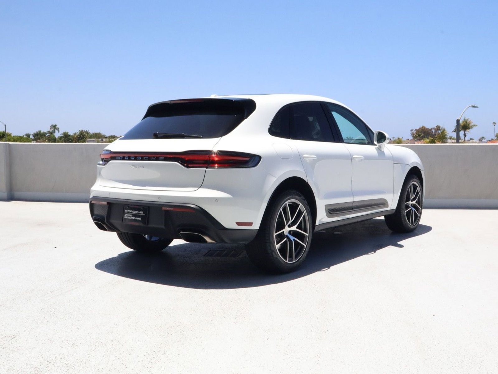 Certified 2025 Porsche Macan AWD/4WD image 9