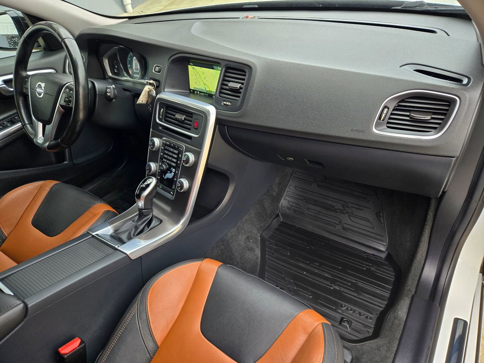 Used 2016 Volvo V60 T5 Cross Country w/ Convenience Package image 2