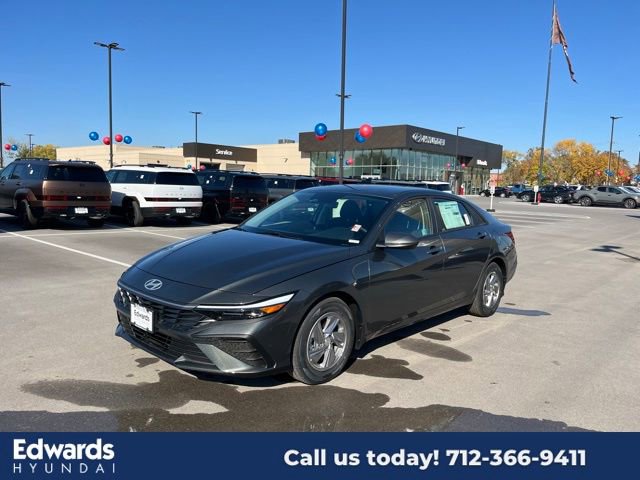 New 2025 Hyundai Elantra SE